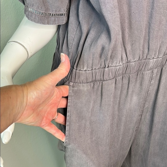 Cloth & Stone Gray Jumpsuit with V-Neck and Tapered Legs - Picture 4 of 16